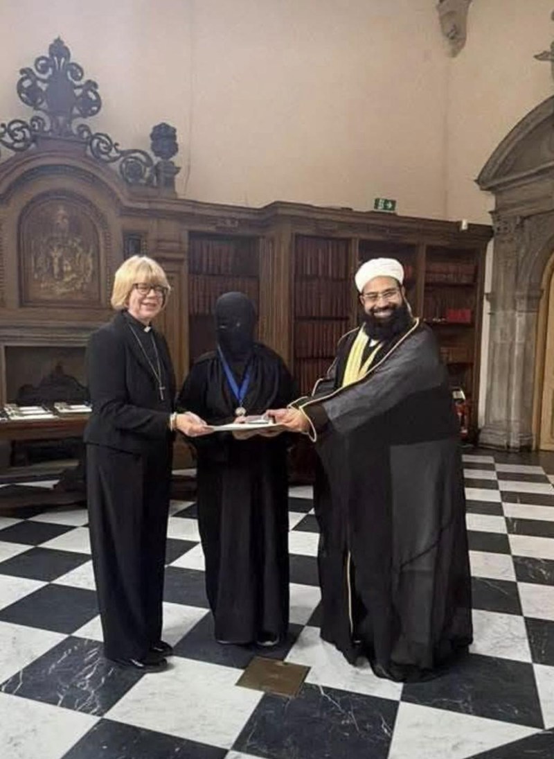Hafiz Muhammad Tahir Mehmood Ashrafi receives an award from Archbishop of Canterbury Dame Sarah Mullally, September 11, 2026